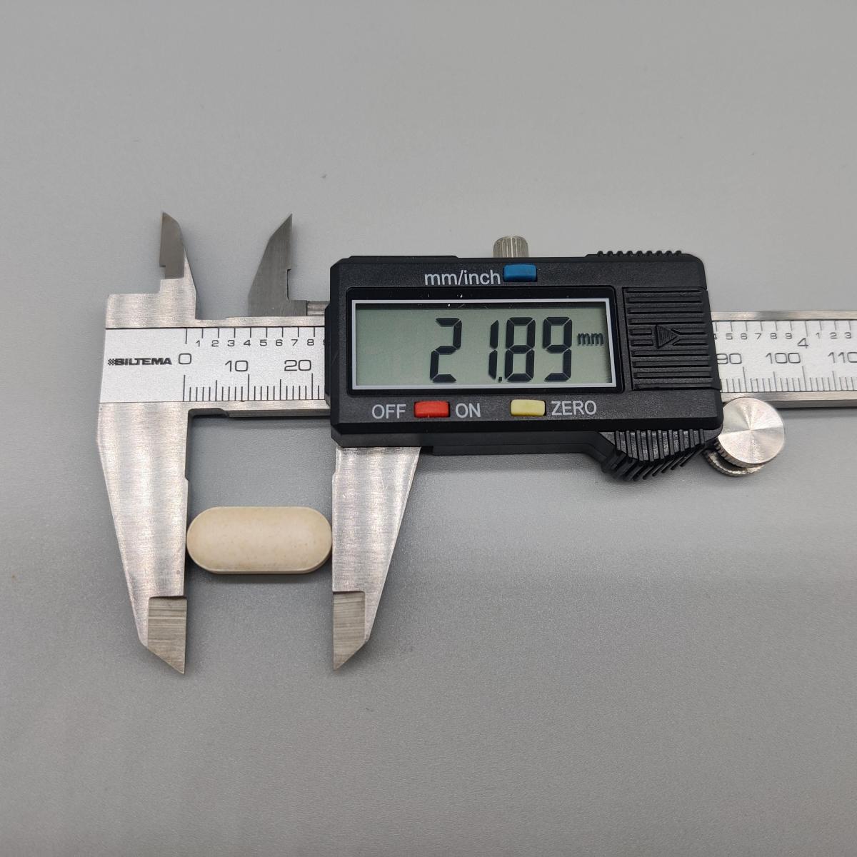 Healthwell GABA 1000 tablett uppmätt till 21,9 mm med skjutmått, foto från testet
