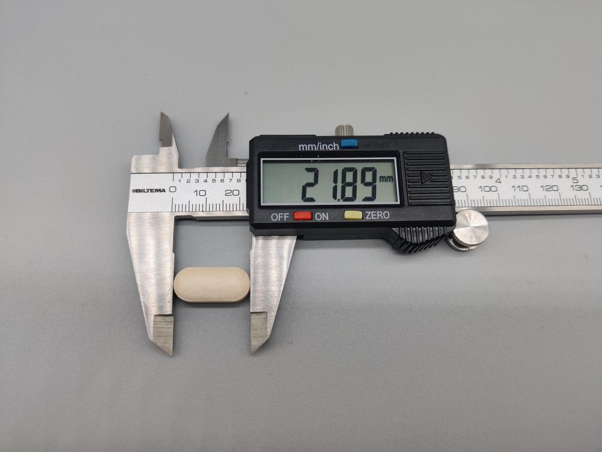 Healthwell GABA 1000 tablett uppmätt till 21,9 mm med skjutmått, foto från testet