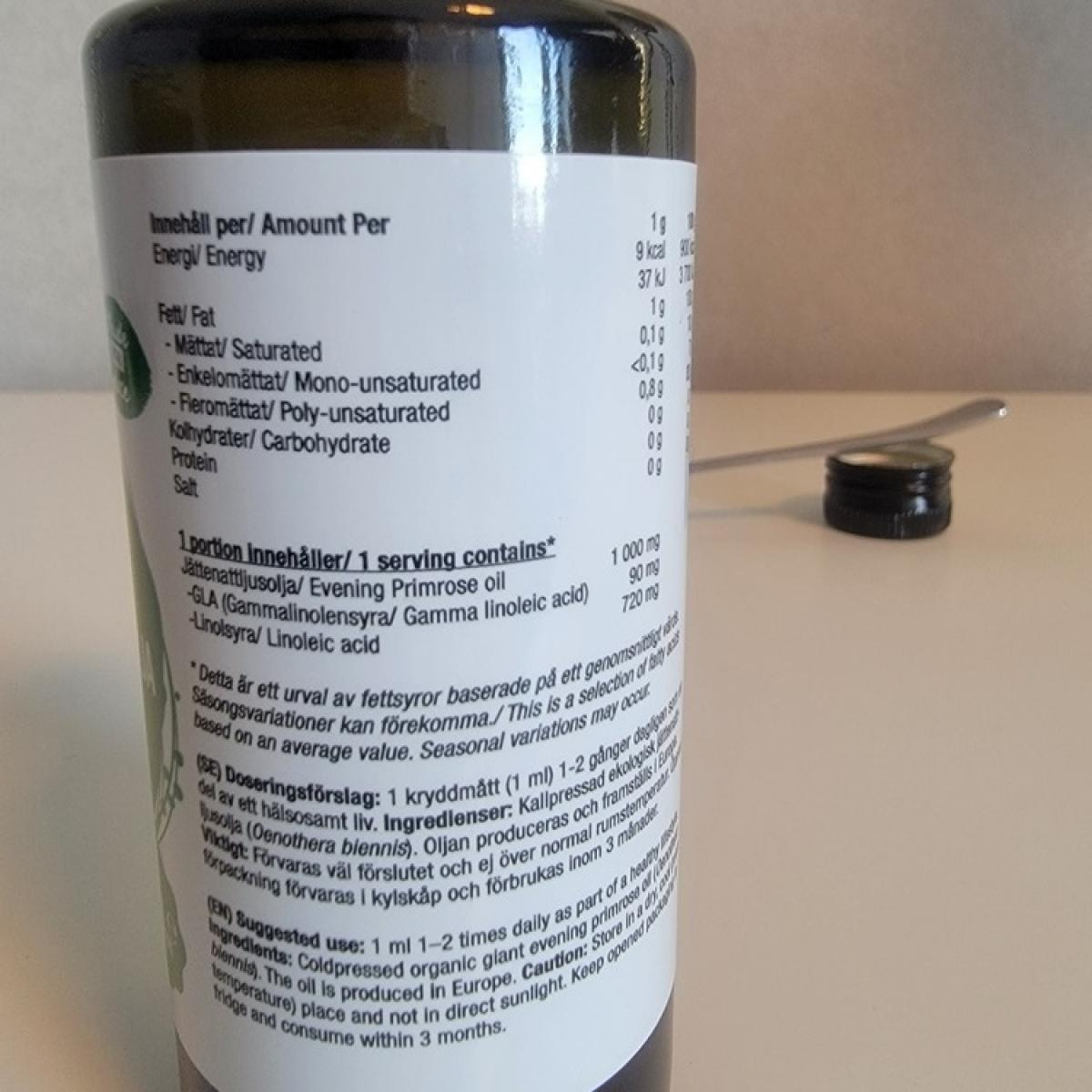 Närbild på innehåll och dosering från vår testflaska