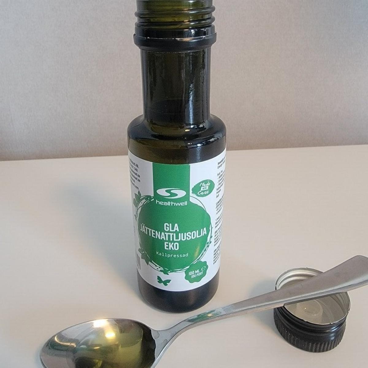 Vår bild av Healthwell GLA Jättenattljusolja EKO, öppnad flaska med sked