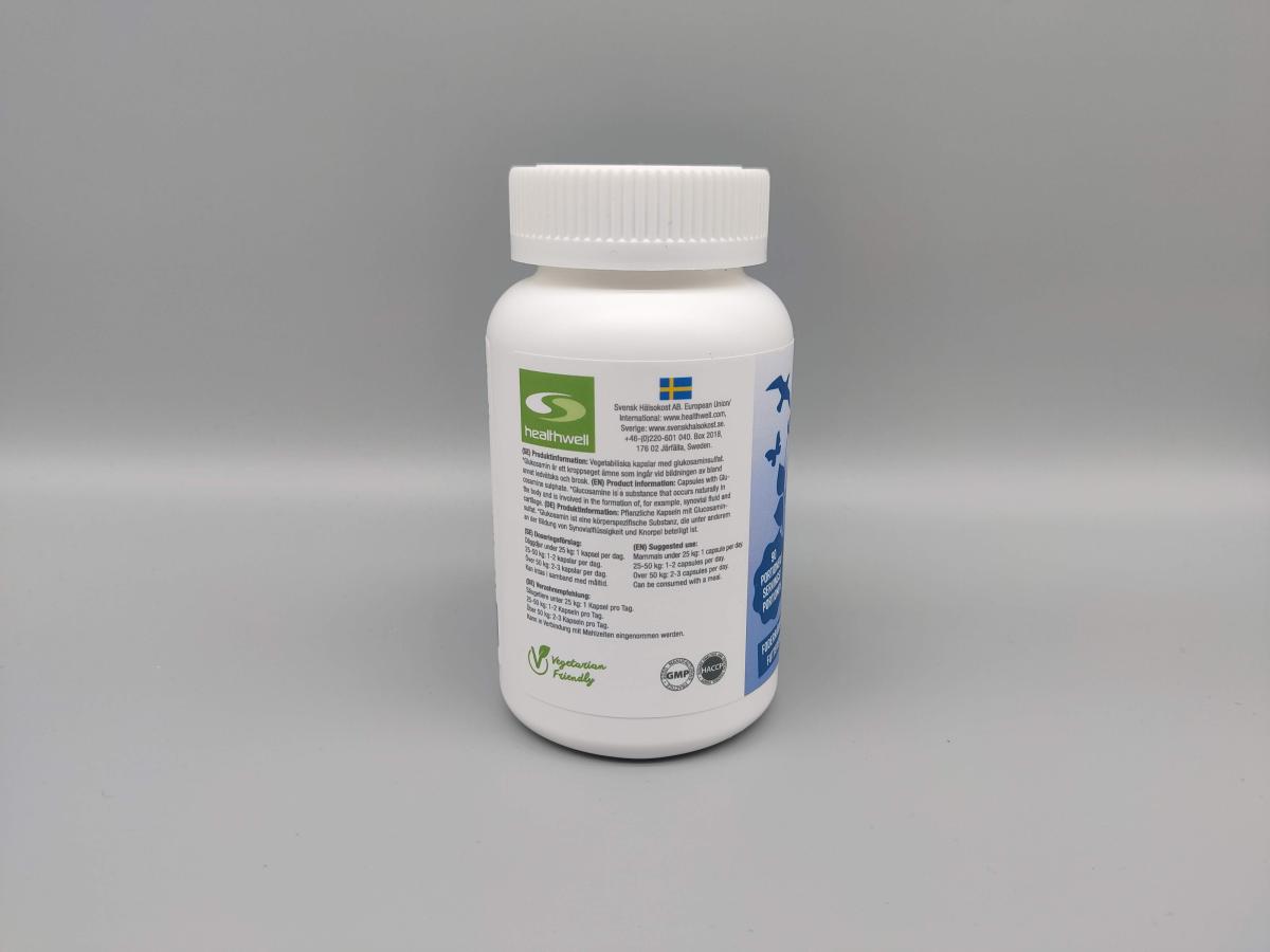 Etikett med svensk information och Vegetarian Friendly på Healthwell Glukosamine fotograferad av oss
