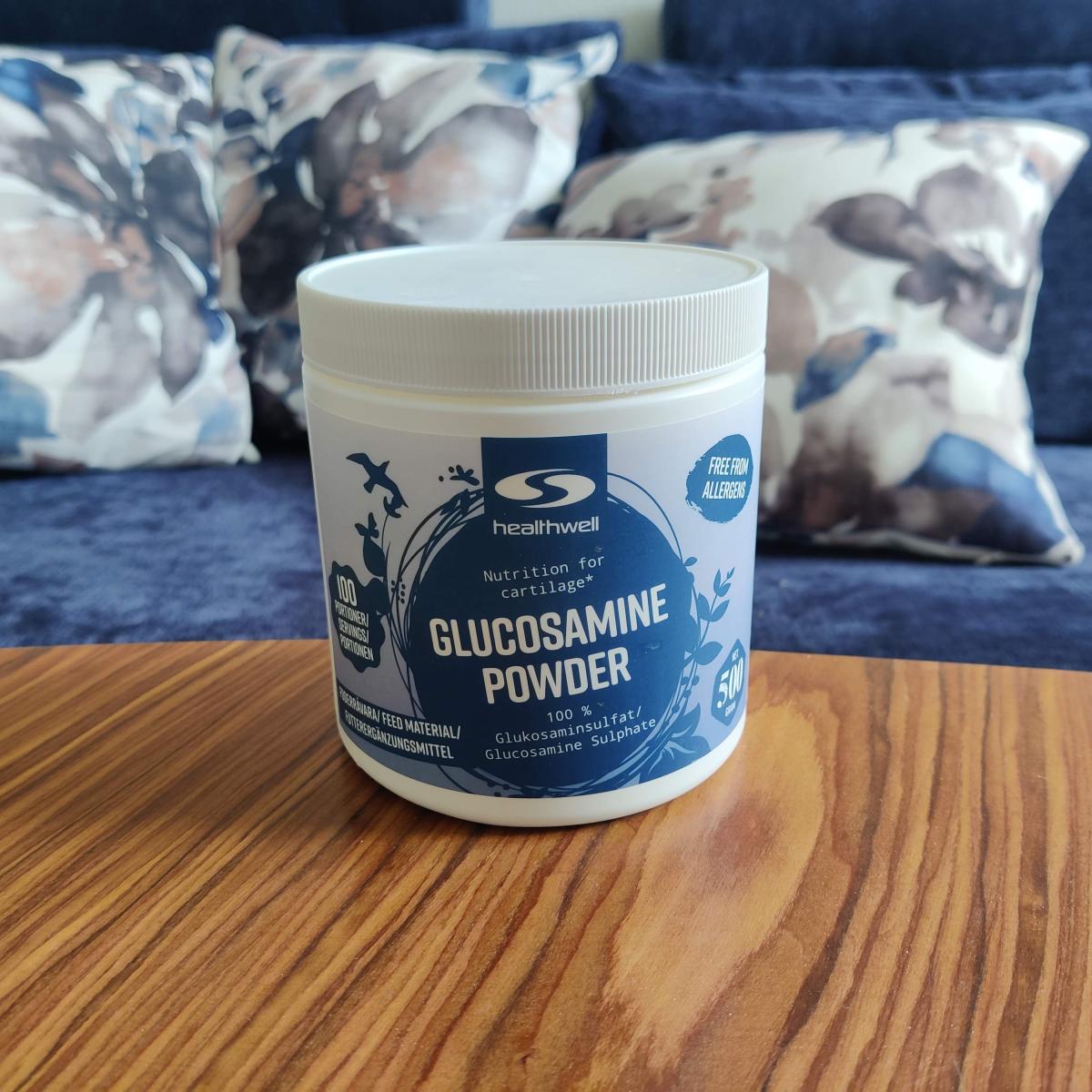 Frametikett på Healthwell Glucosamine Powder mot neutral bakgrund