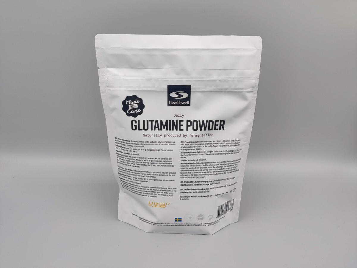 Baksida av Healthwell Glutamine Powder med innehåll och dosering, foto av oss