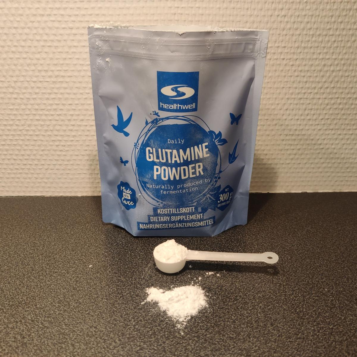Skopa med Healthwell Glutamine Powder på köksbänk, eget foto