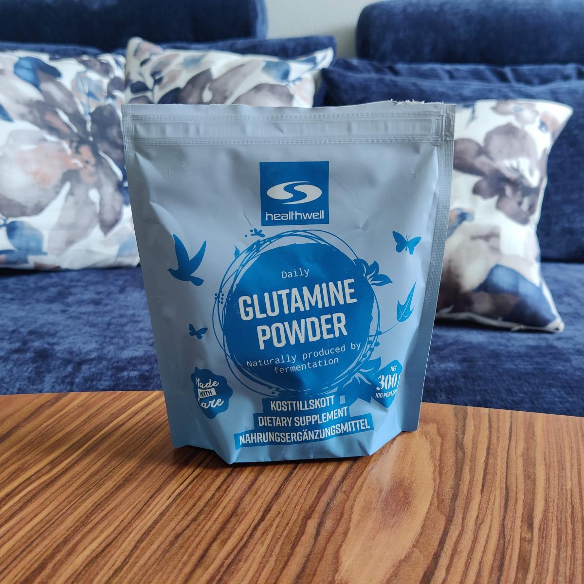 Healthwell Glutamine Powder på soffbordet, foto taget av oss under testet