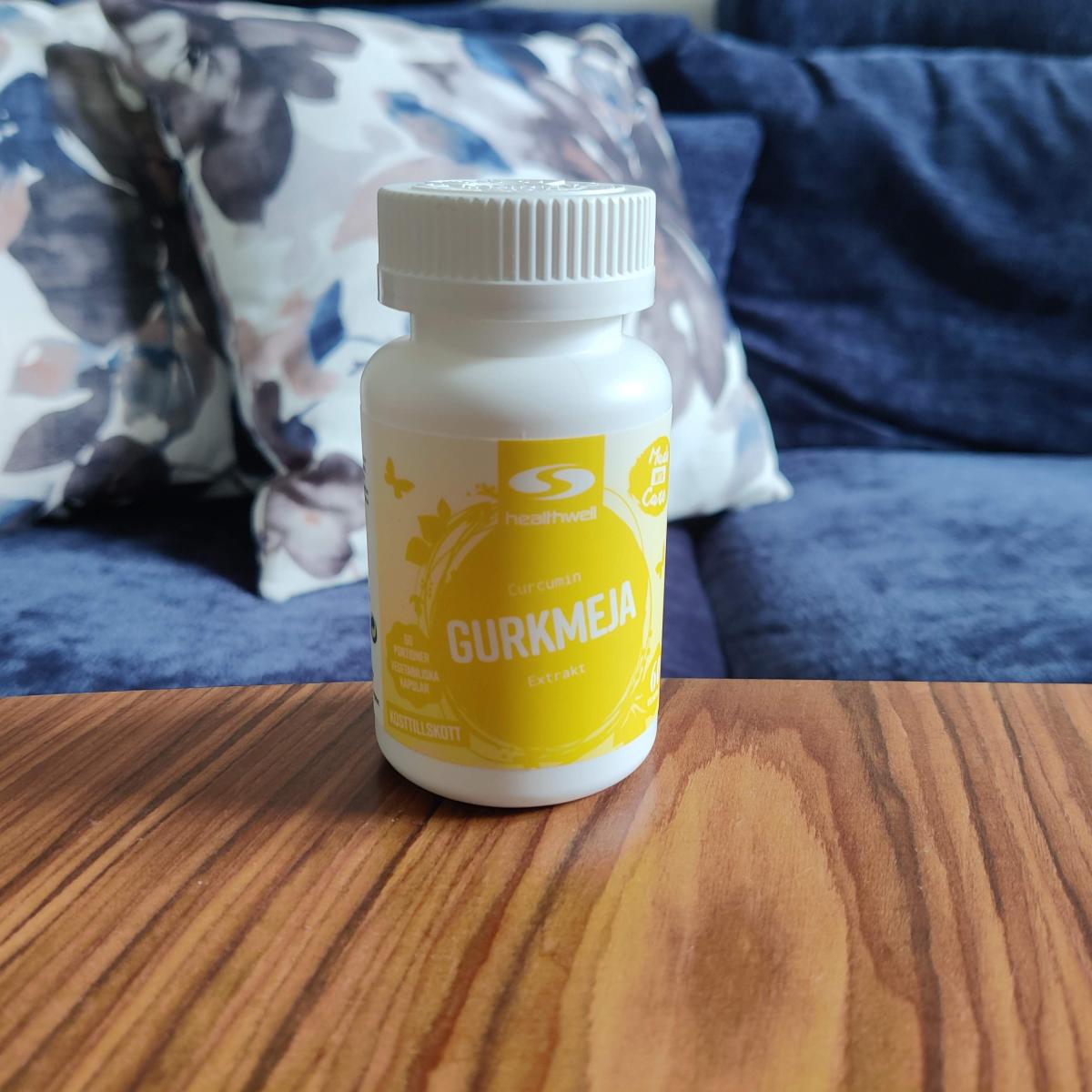 Öppnad burk med gulorange kapslar av Healthwell Gurkmeja Extrakt, foto av oss