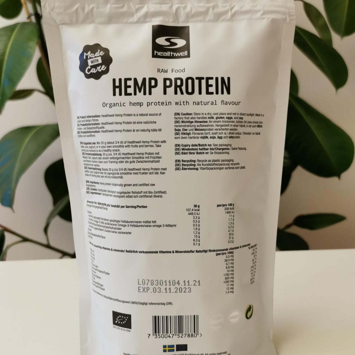 Baksida med näringsdeklaration och batch på Healthwell Hampaprotein EKO, fotad av oss