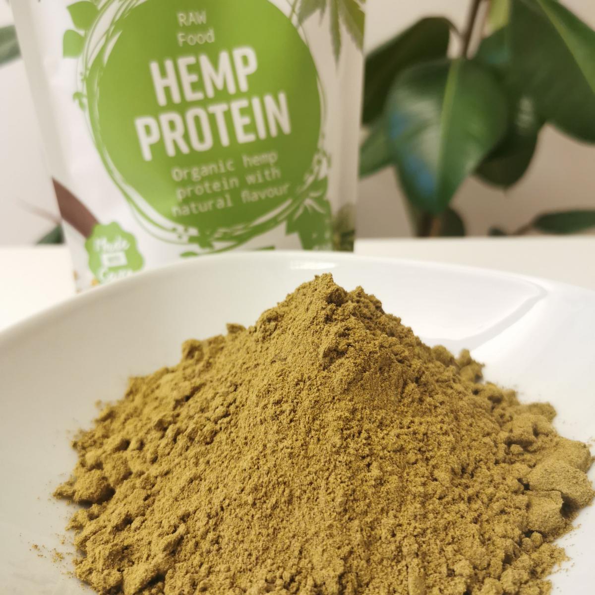 Närbild på Healthwell hampaproteinpulver i skål, fotad av oss under provsmakning