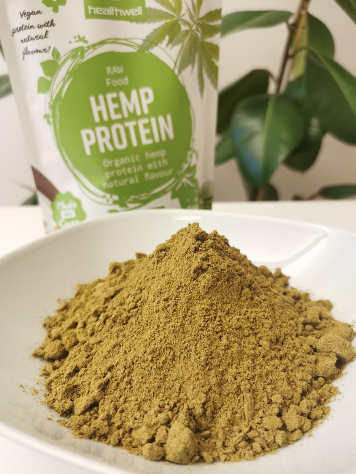 Närbild på Healthwell hampaproteinpulver i skål, fotad av oss under provsmakning