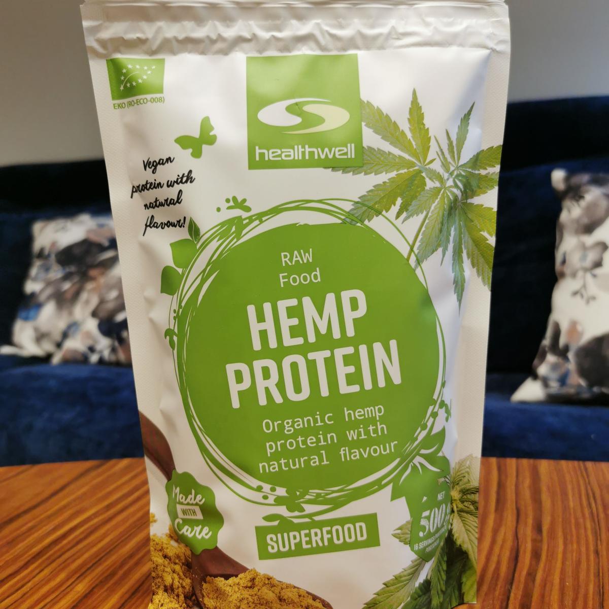 Healthwell Hampaprotein EKO 500 g påse på träbord, fotad av oss under testet