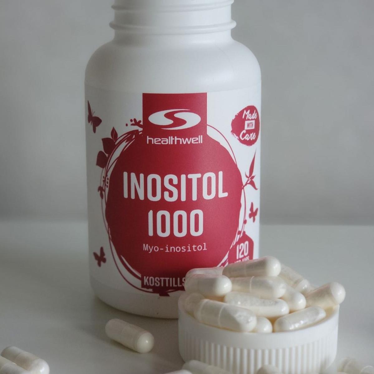 Healthwell Inositol 1000 fotad av oss under testet, framsida med kapslar på bordet