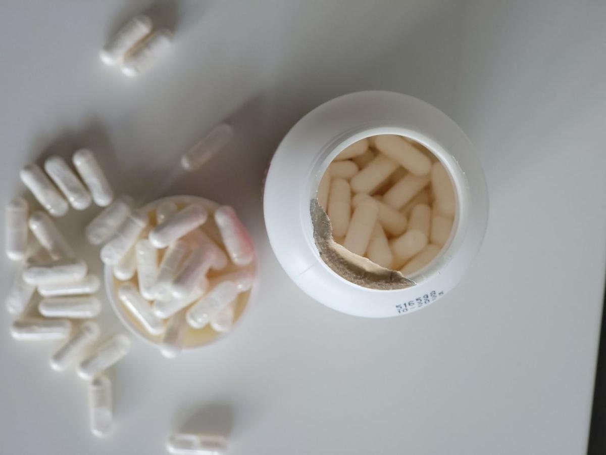 Öppnad Healthwell Inositol 1000 ovanifrån, kapslar synliga, foto taget av oss
