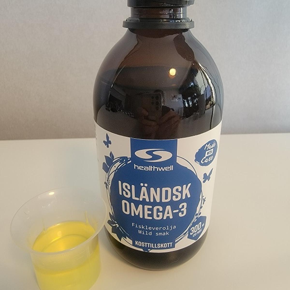 Närbild av den tunna, ljusgula oljan i provkopp tagen av oss