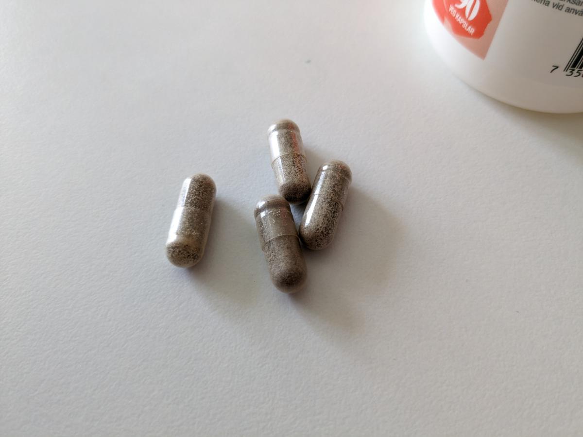 Närbild på fyra kapslar från Healthwell Järn Skonsam, tagen av oss