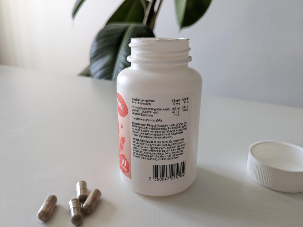 Baksida med tydlig näringsdeklaration för Healthwell Järn Skonsam, fotad i vårt test
