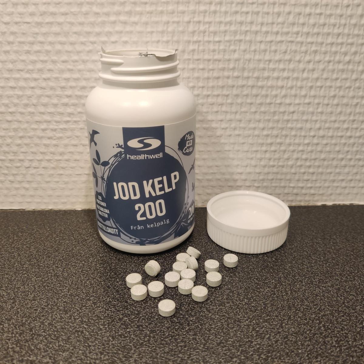 Healthwell Jod Kelp 200 öppnad burk med tabletter på bänkskiva, foto taget av oss under testet