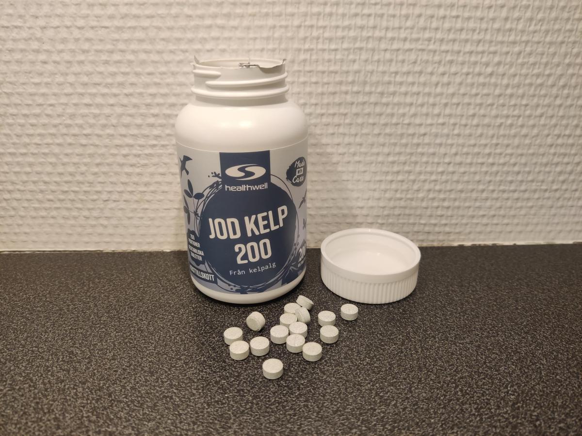 Healthwell Jod Kelp 200 öppnad burk med tabletter på bänkskiva, foto taget av oss under testet