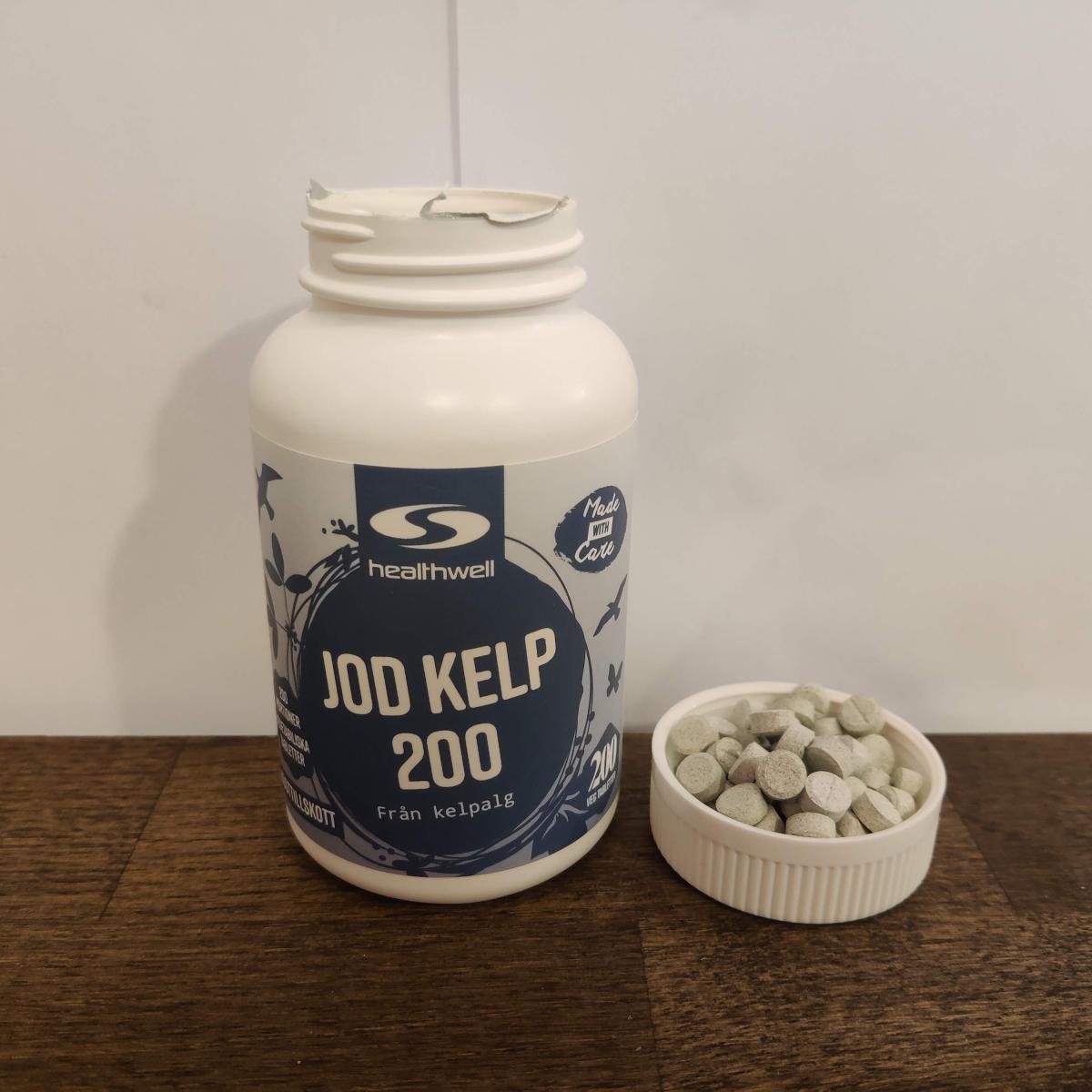 Healthwell Jod Kelp 200 på träbord med flera tabletter bredvid, eget foto