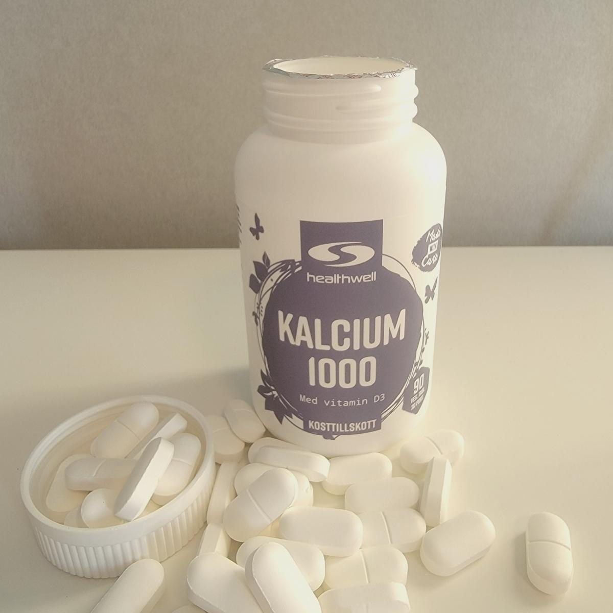 Healthwell Kalcium 1000 öppnad burk med tabletter på bordet, foto taget av oss under testet