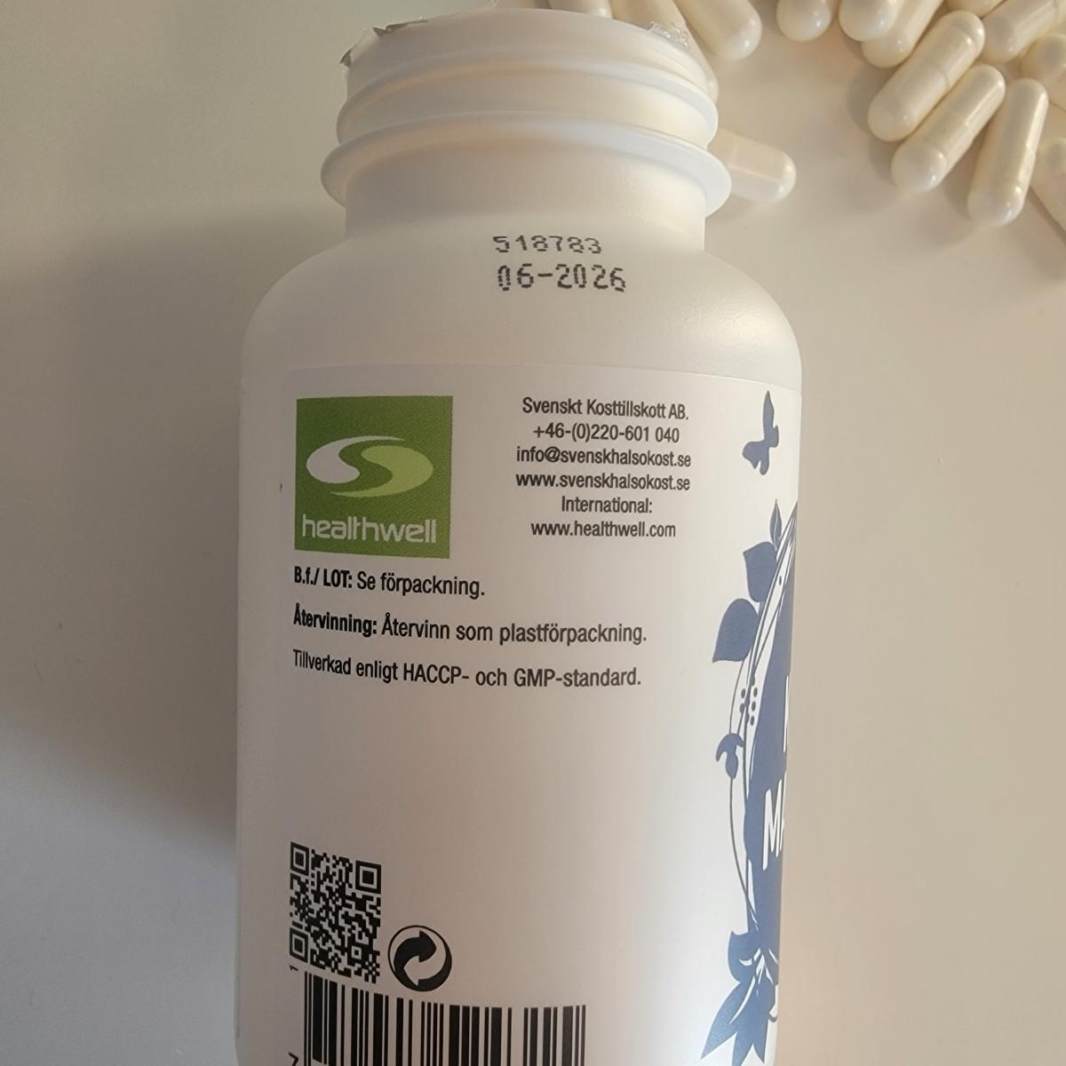 Vy uppifrån på öppnad burk med kapslar runtom, Healthwell Kalcium Magnesium, taget av oss