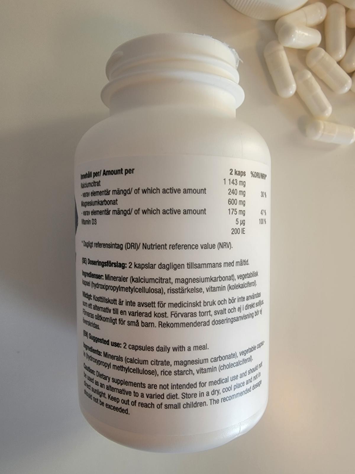 Närings- och doseringsetikett på Healthwell Kalcium Magnesium, foto av oss