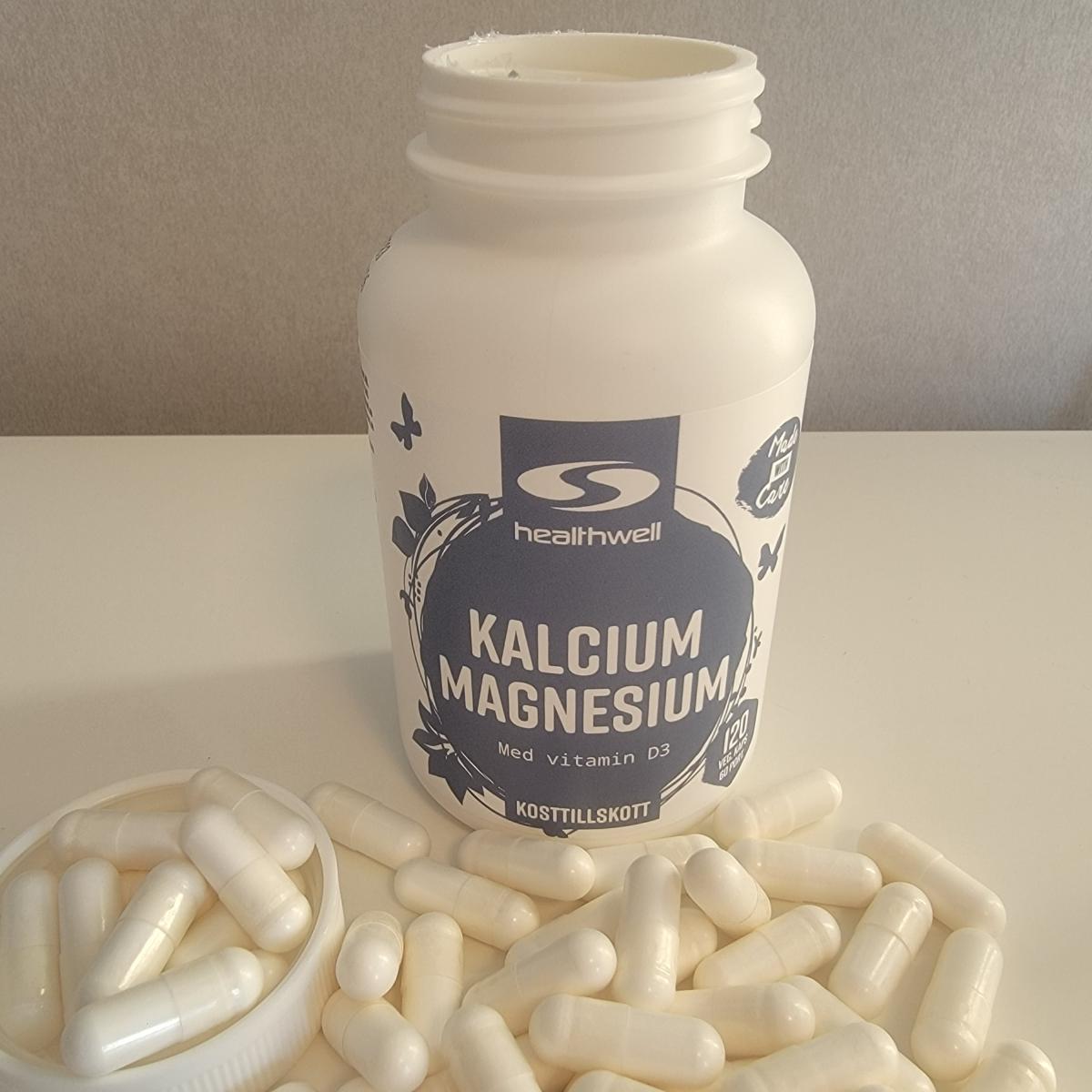 Egen bild av Healthwell Kalcium/Magnesium, öppen burk och kapslar