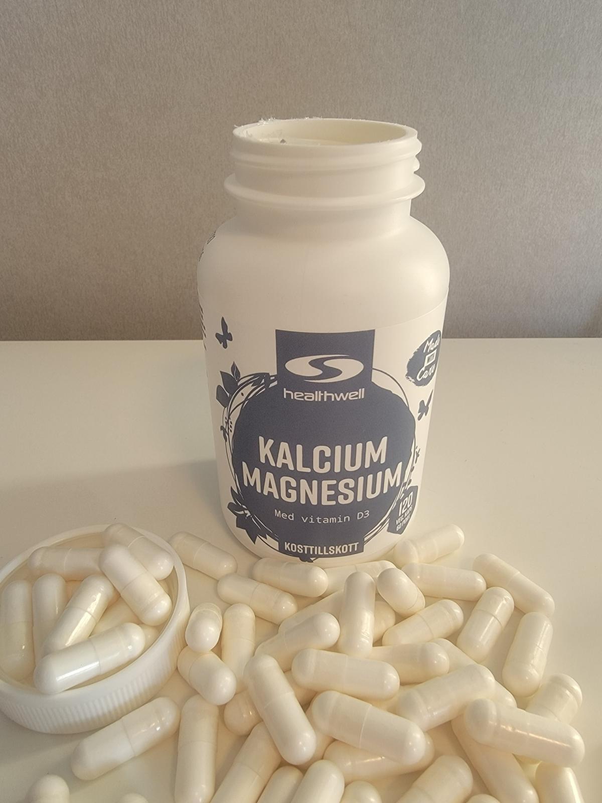 Healthwell Kalcium Magnesium, öppnad burk med kapslar på bordet, foto taget av oss under testet