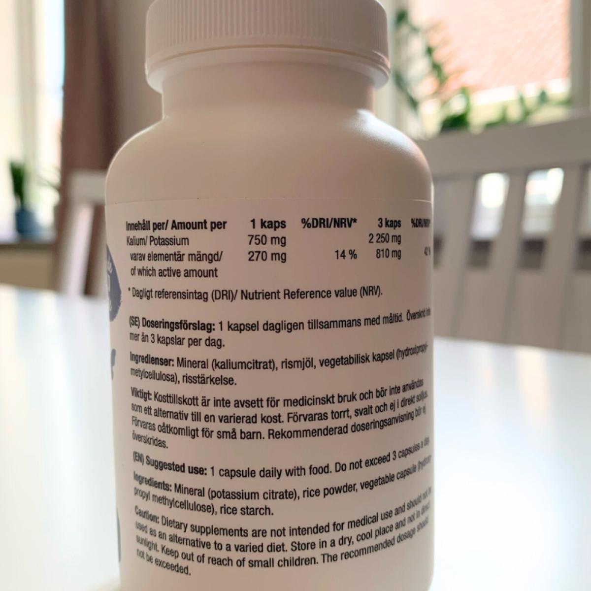 Healthwell Kalium 750 baksida med innehåll och dosering, foto taget av oss