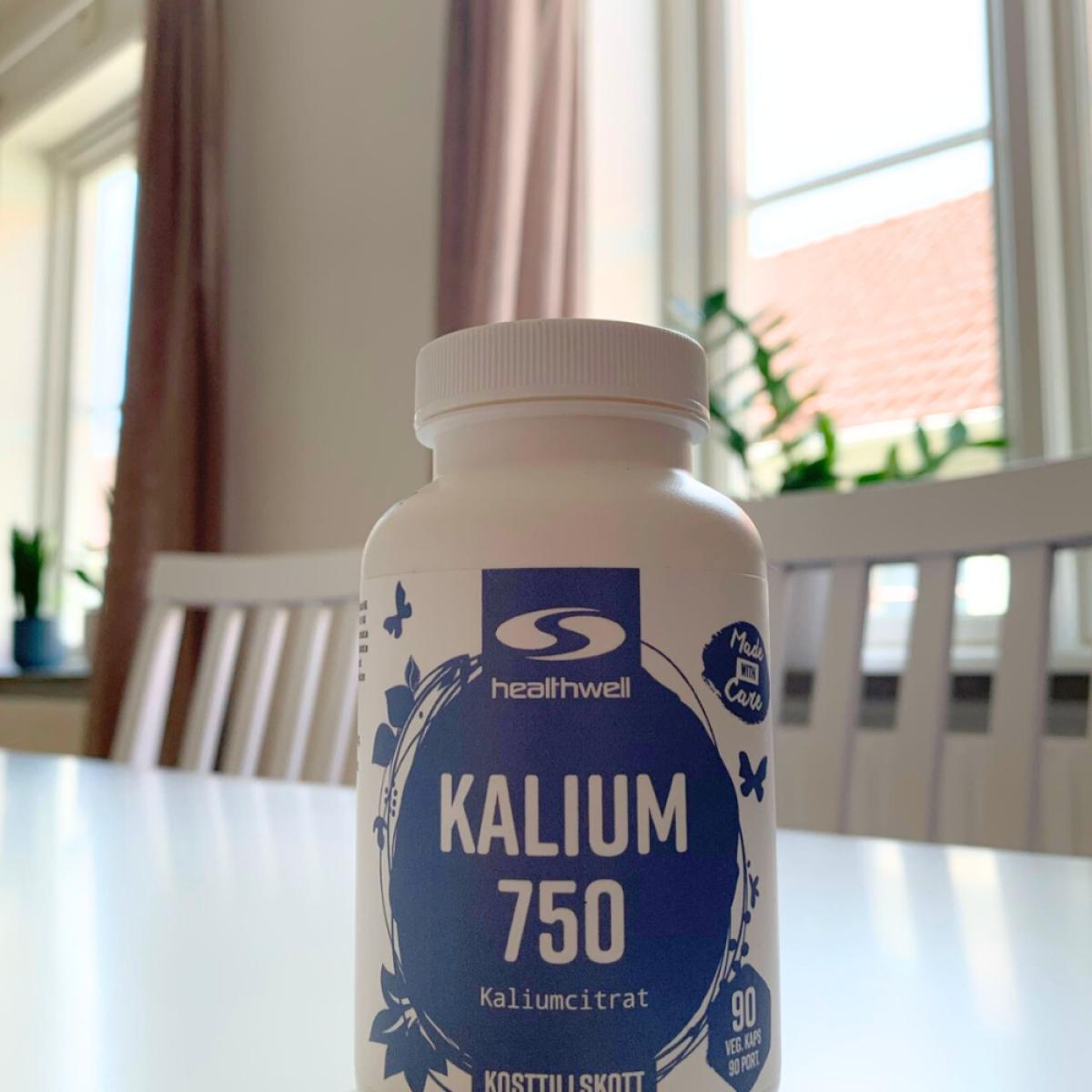 Vår egen bild av Healthwell Kalium 750 på köksbordet i mjukt fönsterljus