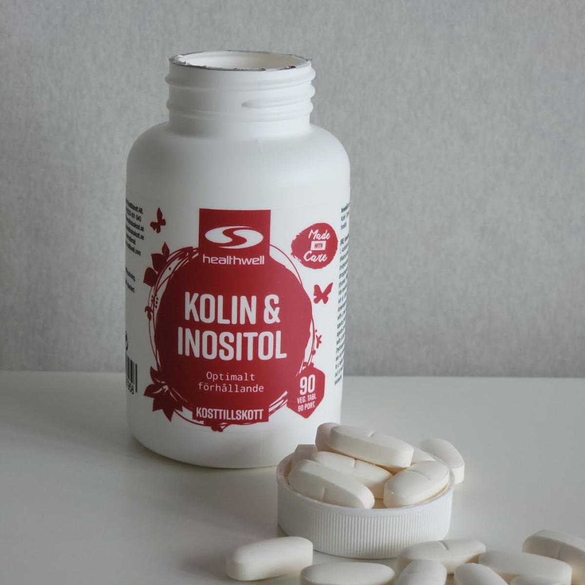 Healthwell Kolin & Inositol med utspridda tabletter på bord, taget av oss under testet