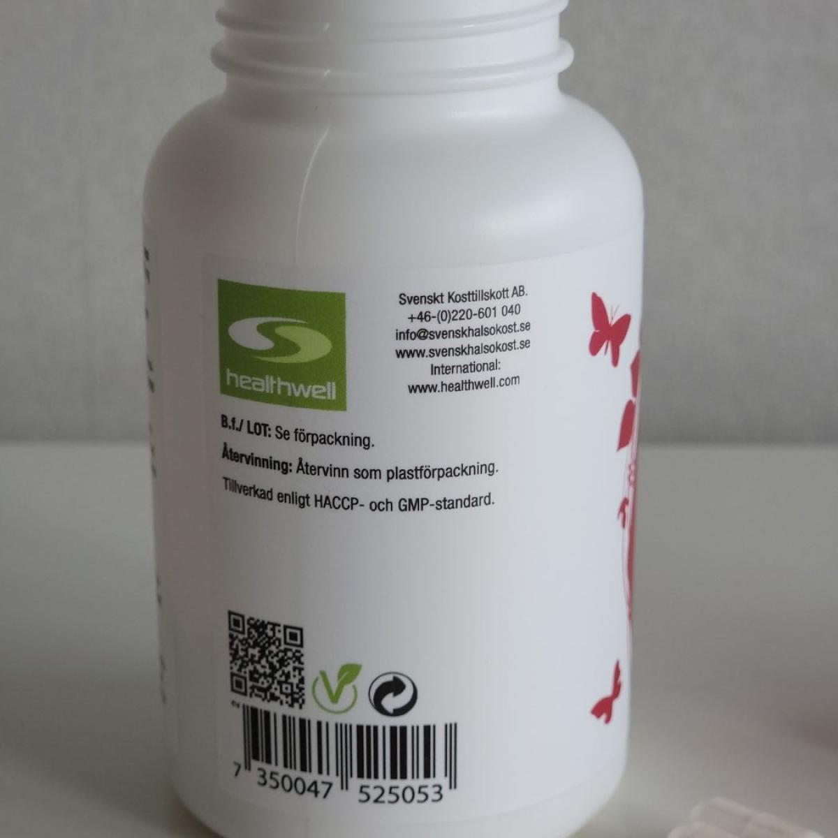 Etikett med kontaktuppgifter, QR-kod och vegansymbol på Healthwell-burken, fotograferad i vårt test