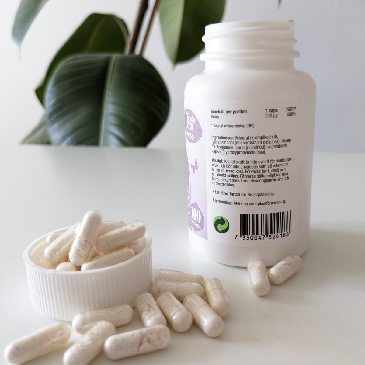 Baksidan av Healthwell Krom tagen av oss där dosering och ingredienser syns tydligt