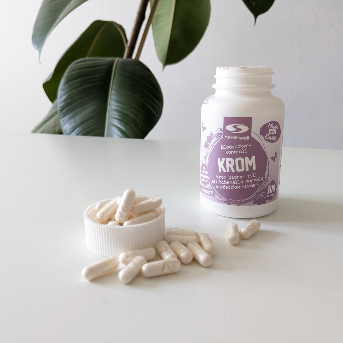 Healthwell Krom fotograferad av oss under testet med kapslar utspridda på bordet