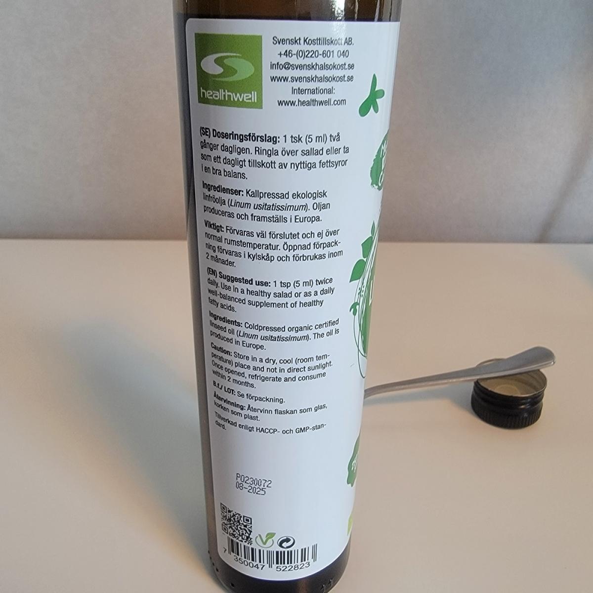 Baksidan av Healthwell Linfröolja EKO med doseringsförslag och kontaktuppgifter, egen bild