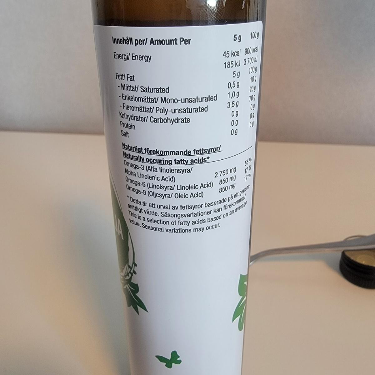 Närbild på näringsdeklarationen på Healthwell Linfröolja EKO, egen bild