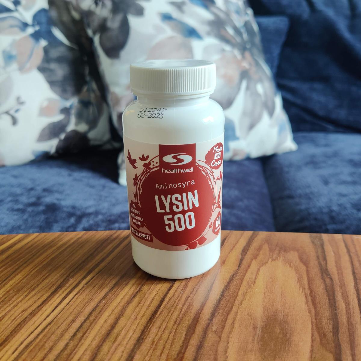 Healthwell Lysin 500 på soffbordet hemma, fotad av oss under testet