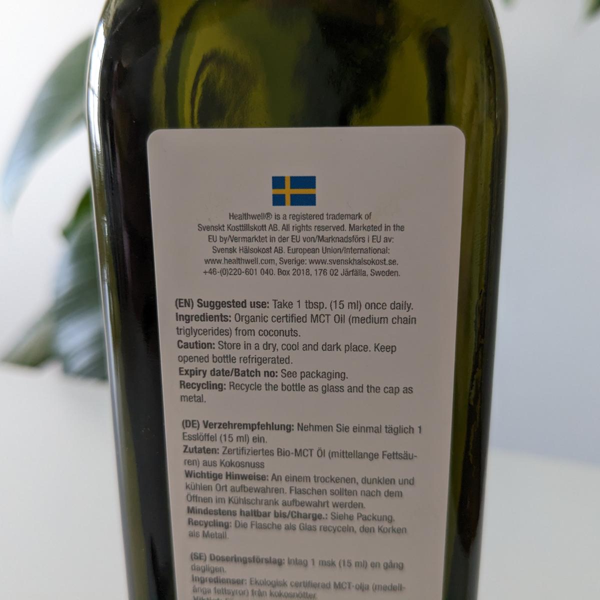 Närbild på märkningar och batch på Healthwell MCT Oil EKO tagen av oss
