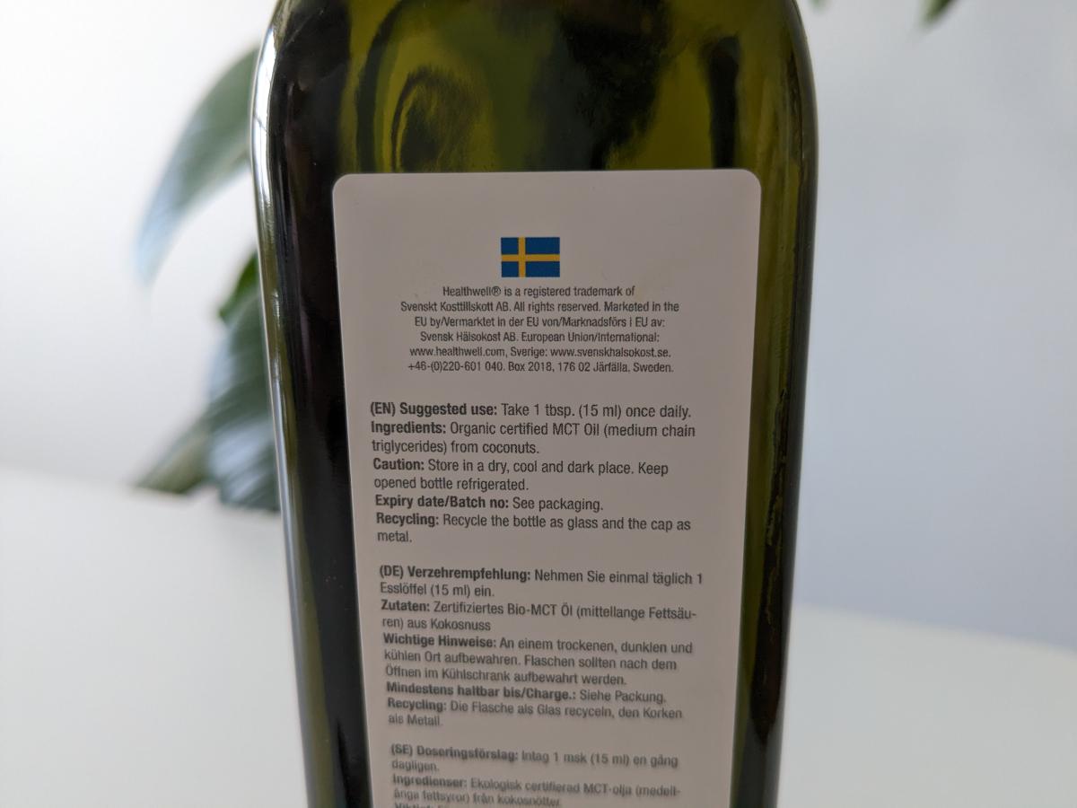 Etikett med dosering och ingredienser på Healthwell MCT Oil EKO fotograferad av oss