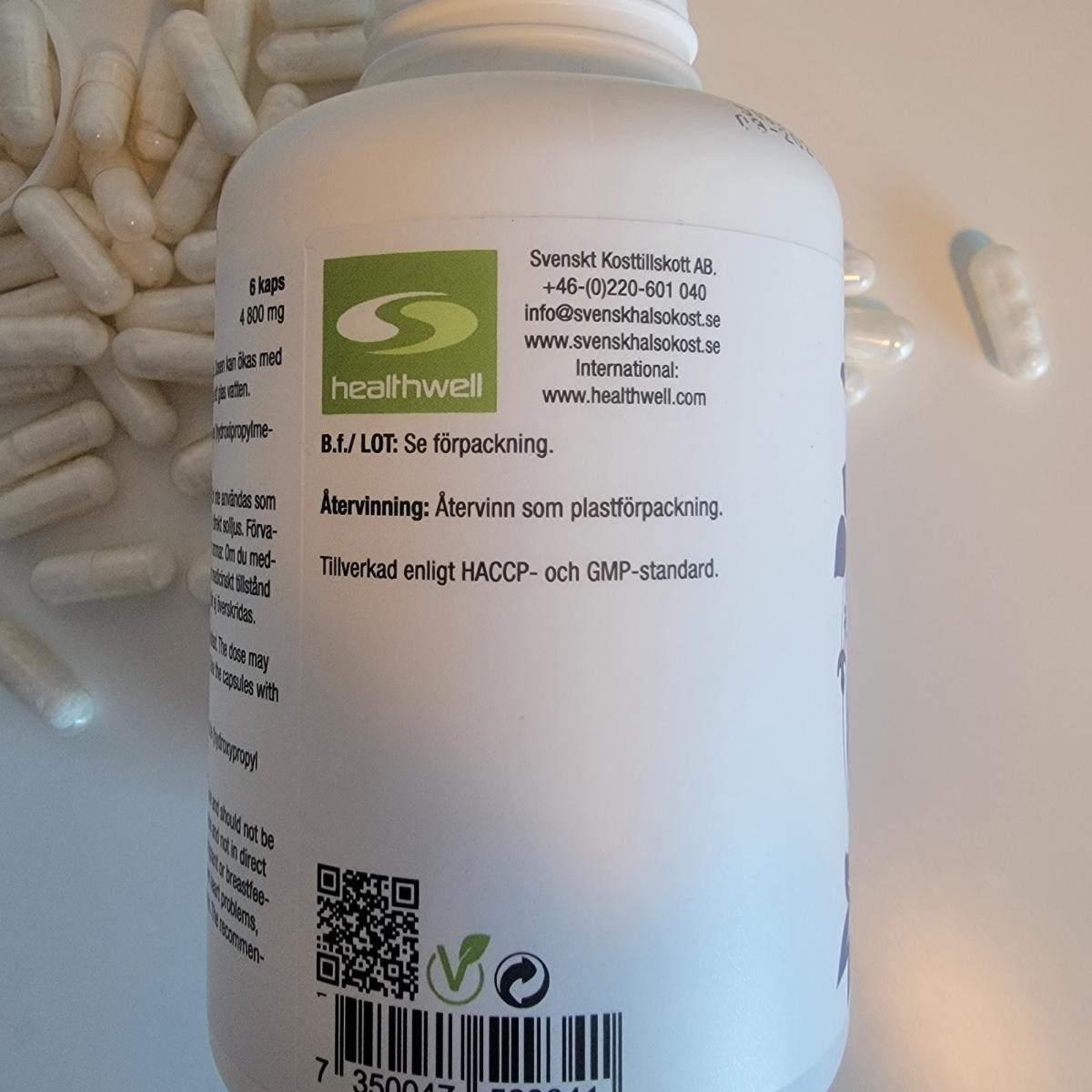 Baksida med kontaktuppgifter och vegansymboler på Healthwell MSM Kapslar, dokumenterad av oss