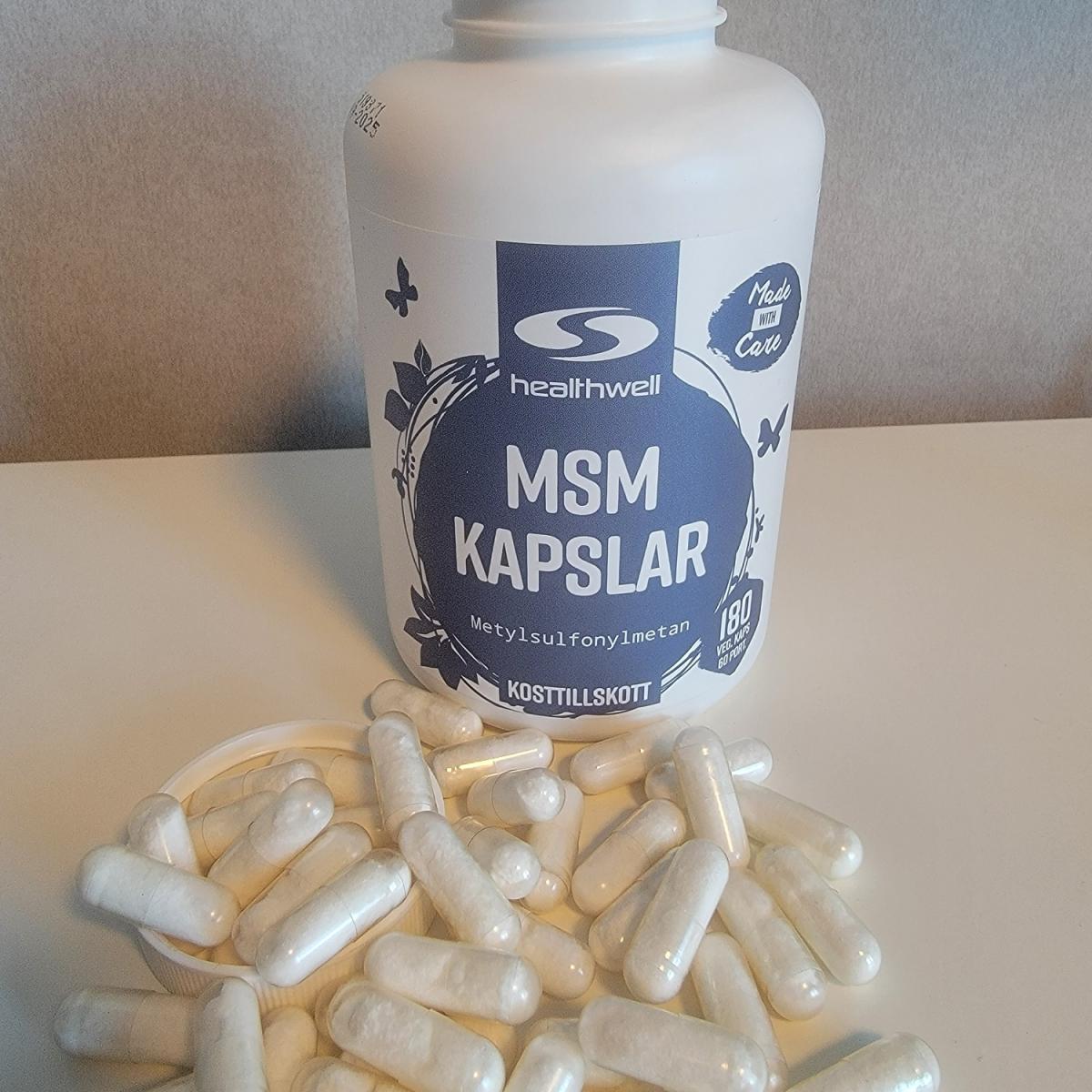 Healthwell MSM Kapslar burk och kapslar i närbild, foto taget av oss under testet