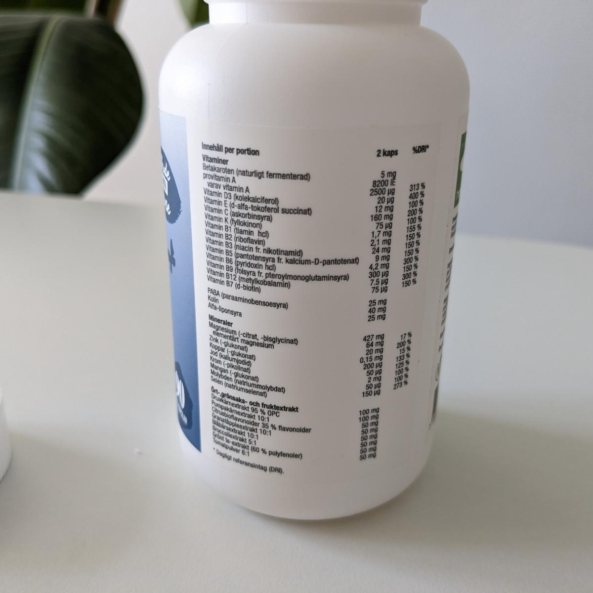 Vår bild av innehållsdeklarationen på Healthwell Multivitamin Man med doser per två kapslar