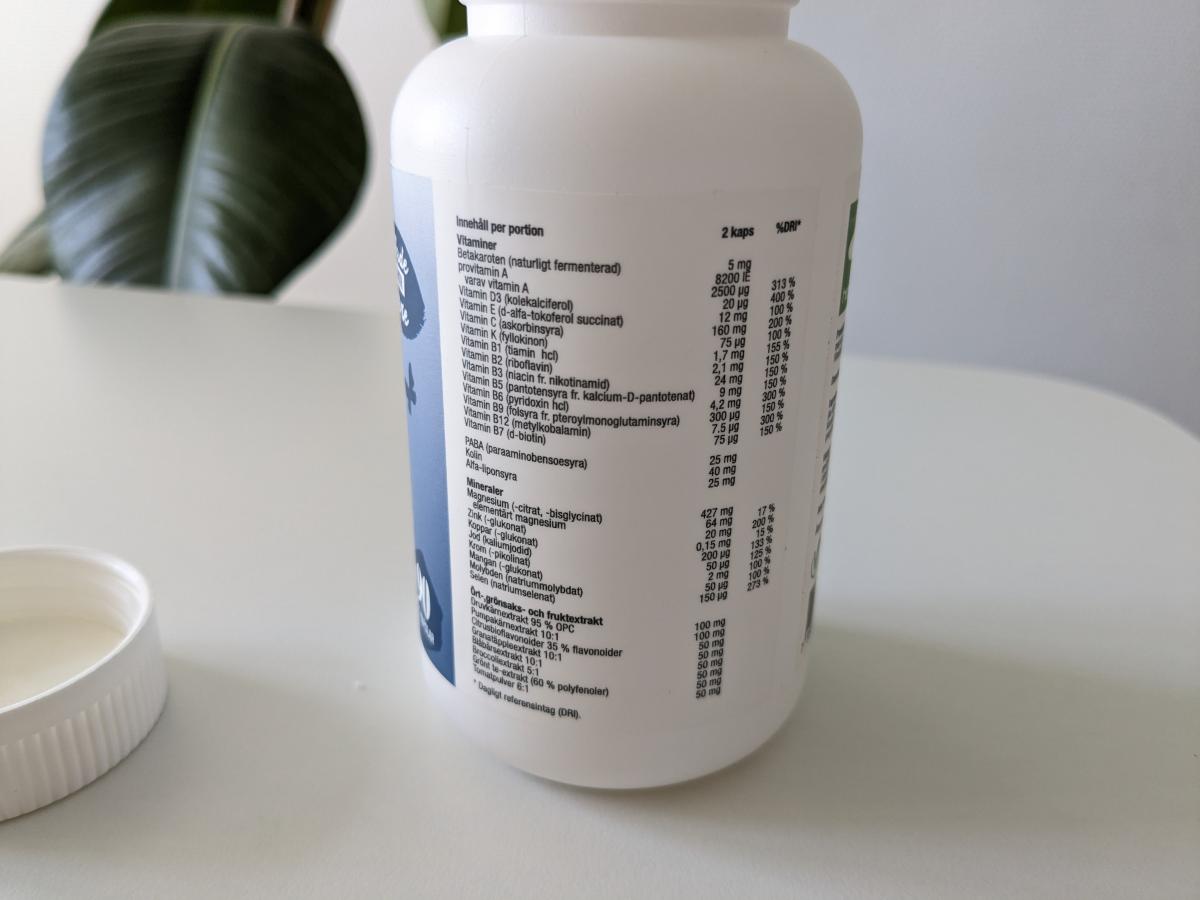 Vår bild av innehållsdeklarationen på Healthwell Multivitamin Man med doser per två kapslar
