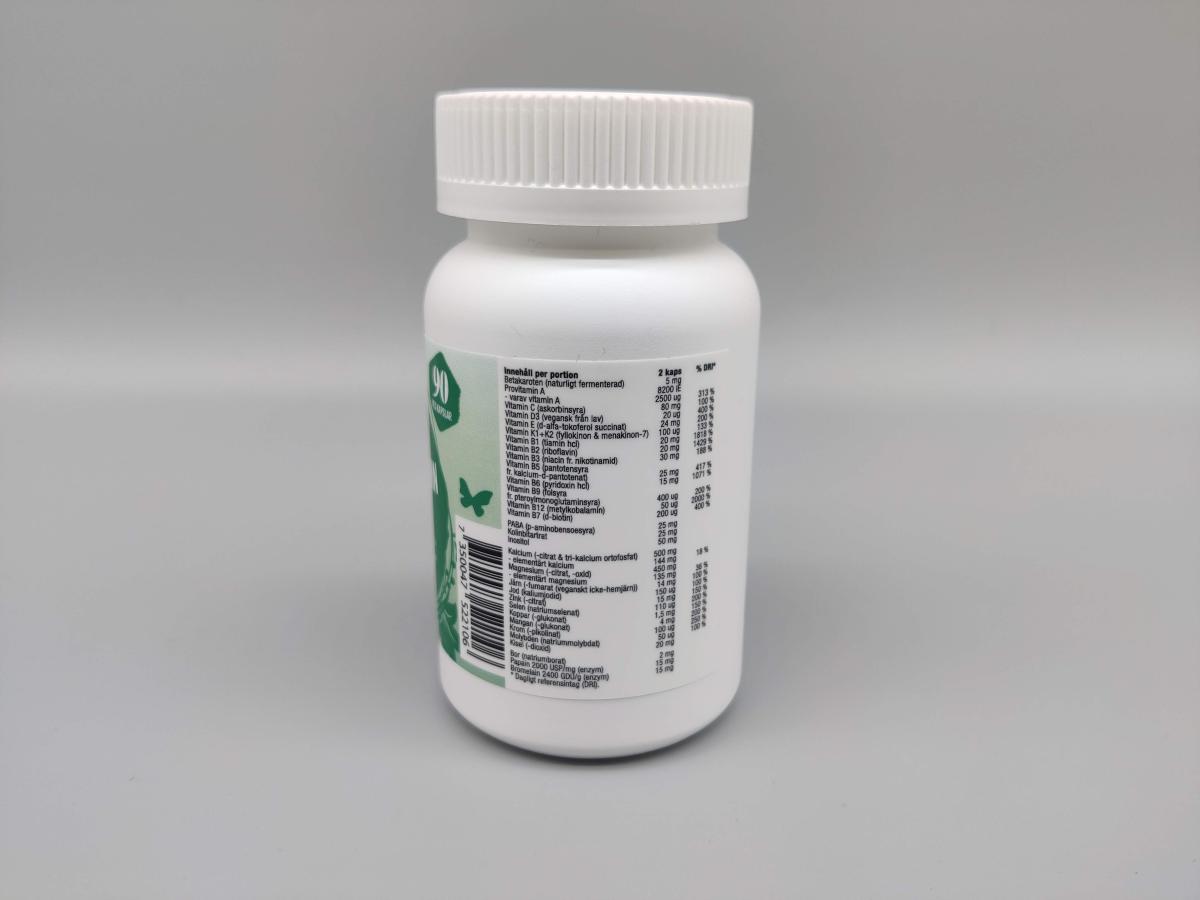 Baksidan på Healthwell Multivitamin Vegan med tydlig innehållsförteckning, egen studiofoto