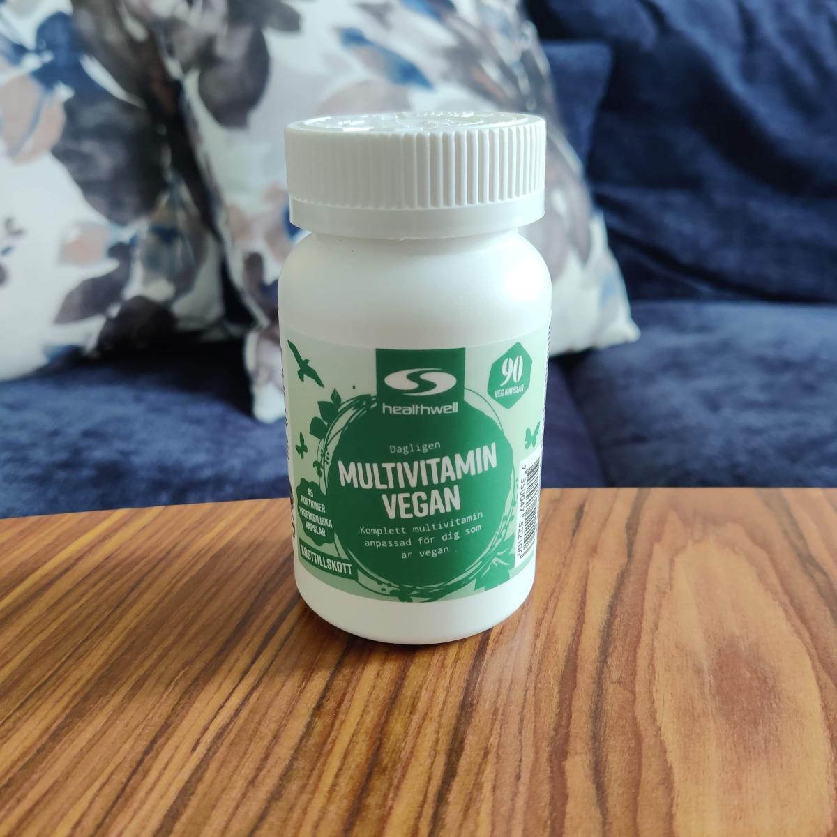 Healthwell Multivitamin Vegan på soffbordet hemma under vår användning