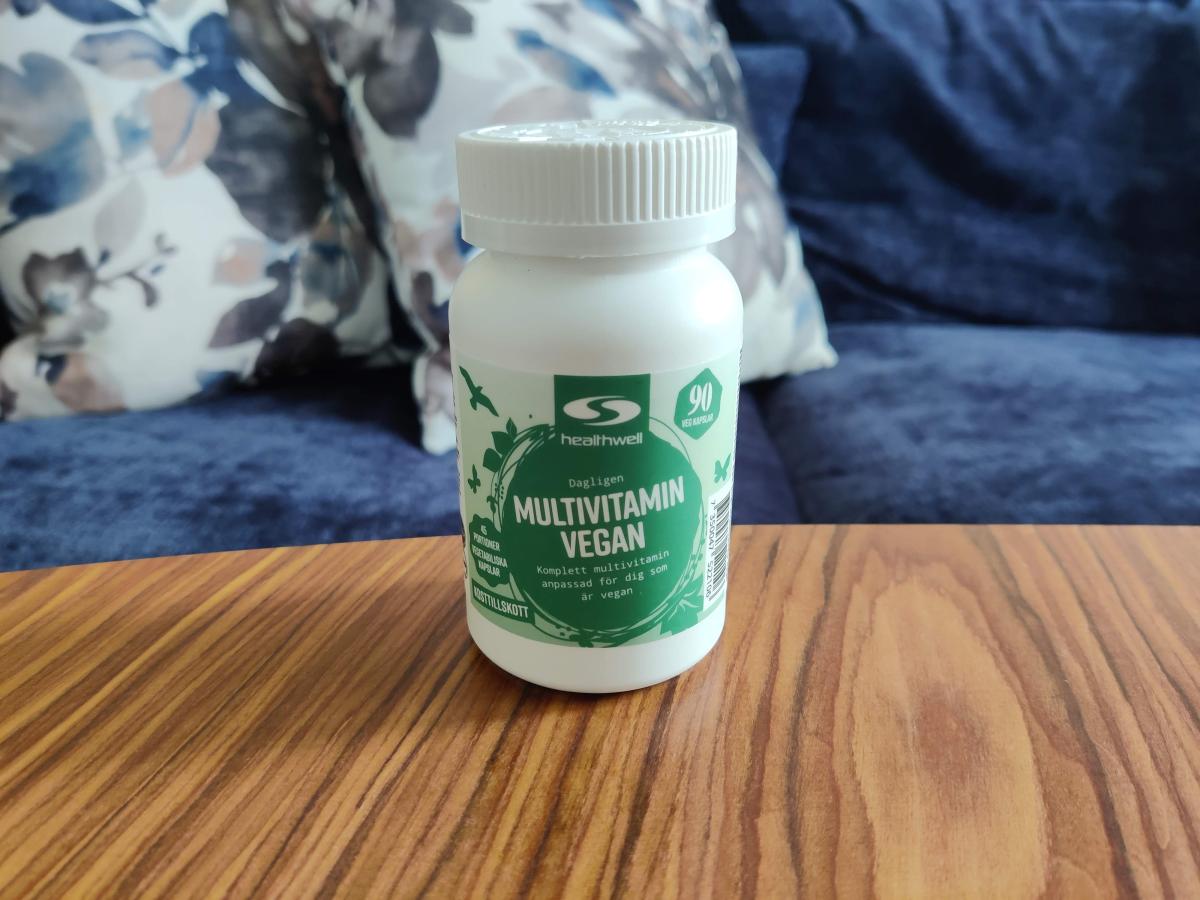 Healthwell Multivitamin Vegan på soffbordet hemma under vår användning