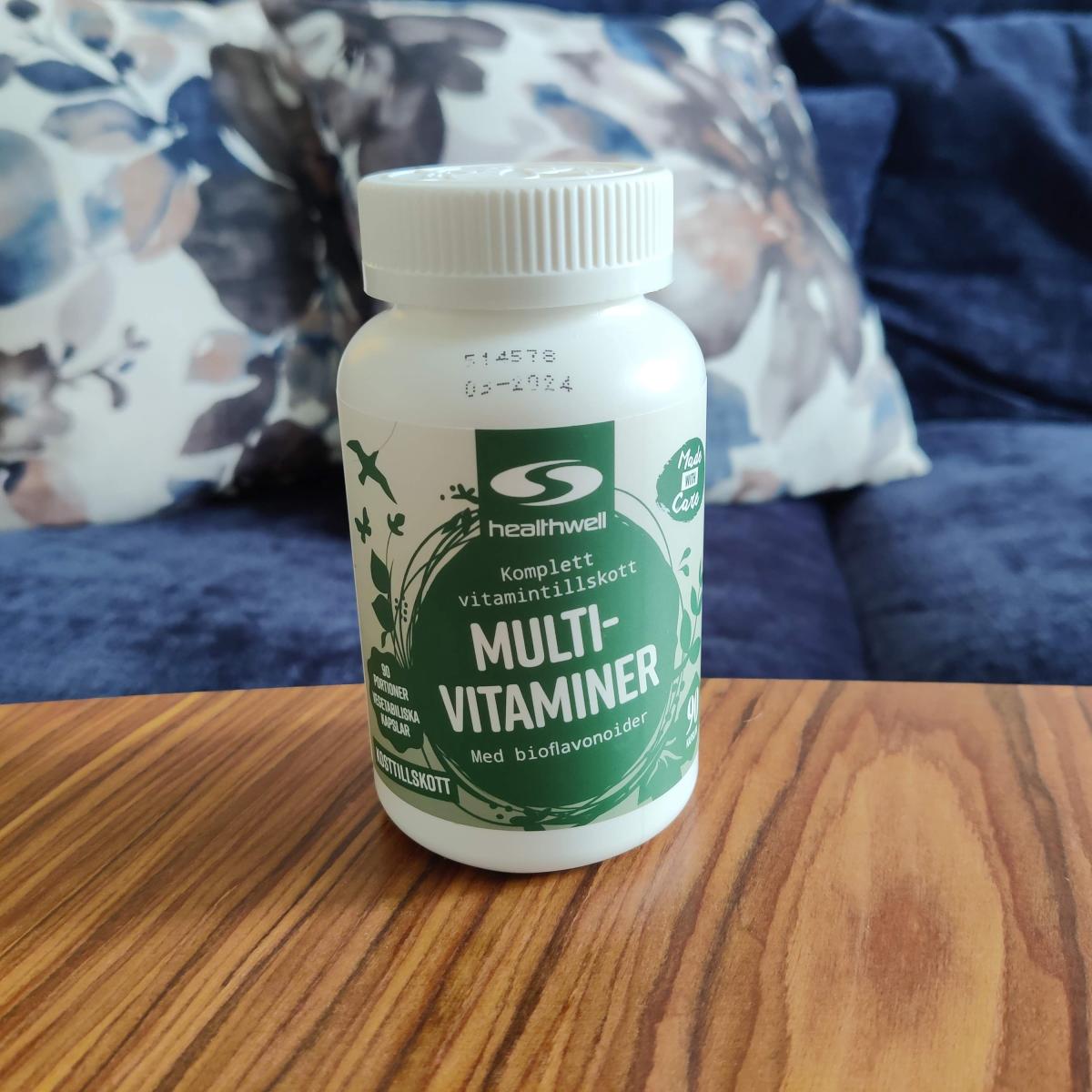 Healthwell MultiVitaminer på soffbord i vardagsmiljö under vårt test