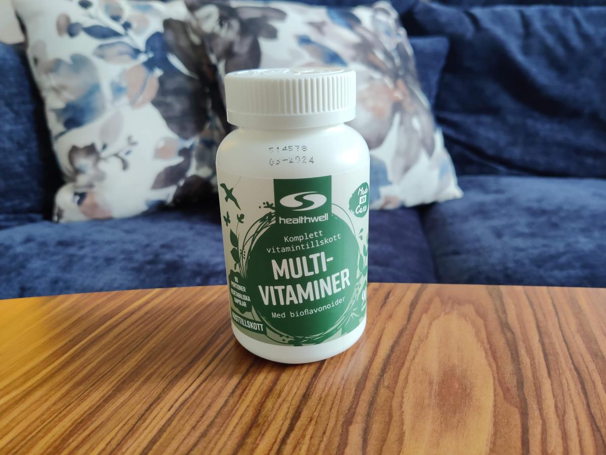 Healthwell MultiVitaminer på soffbord i vardagsmiljö under vårt test
