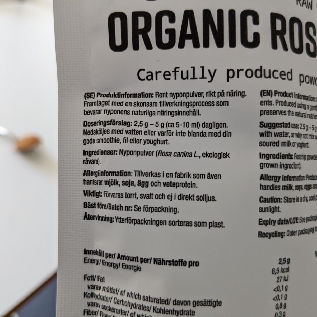Baksida med tydlig doserings- och ingrediensinfo på Healthwell Nyponpulver EKO, fotograferat av oss