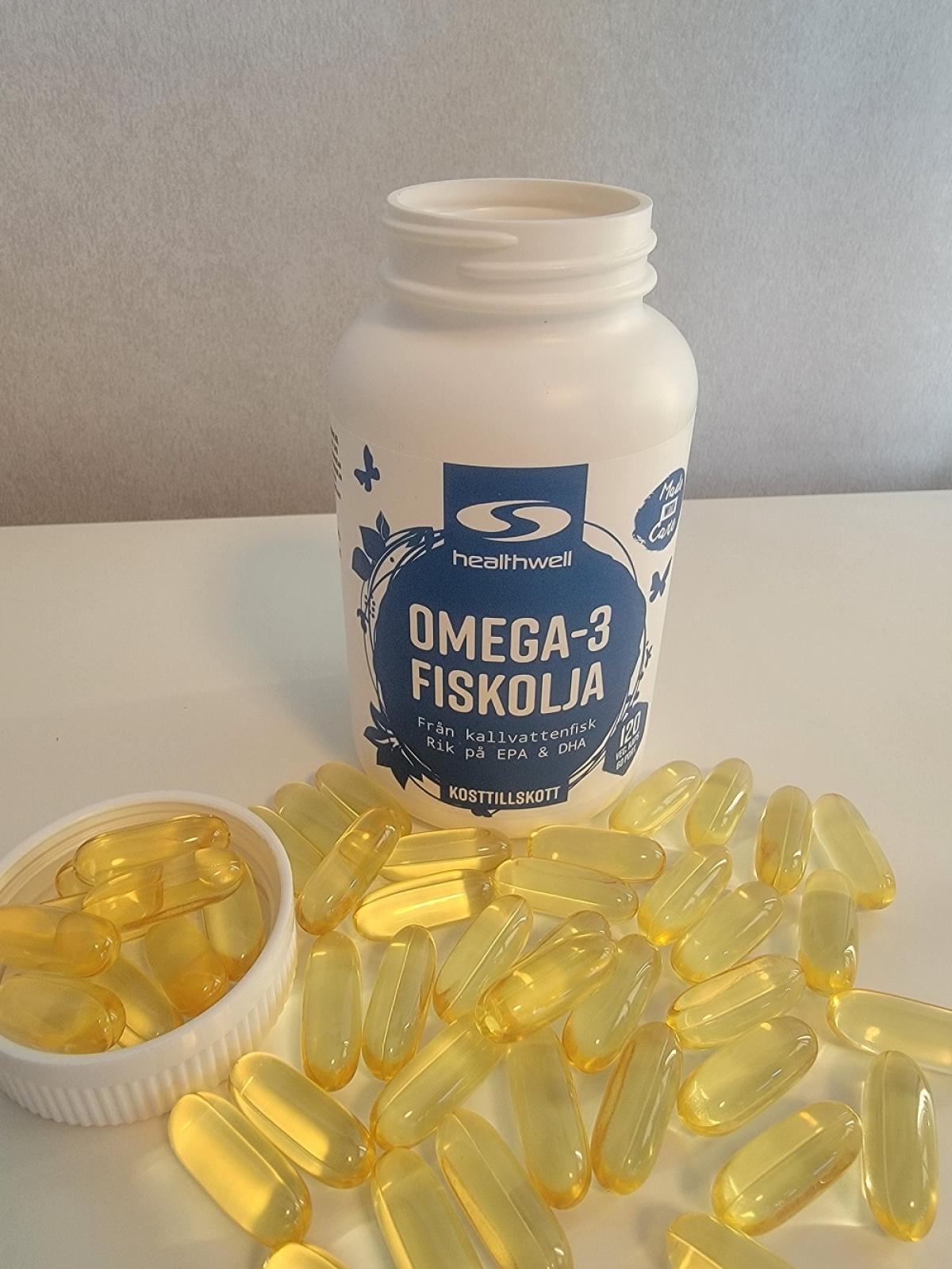 Vår testbild av Healthwell Omega-3 fiskolja med öppnad burk och kapslar på bordet