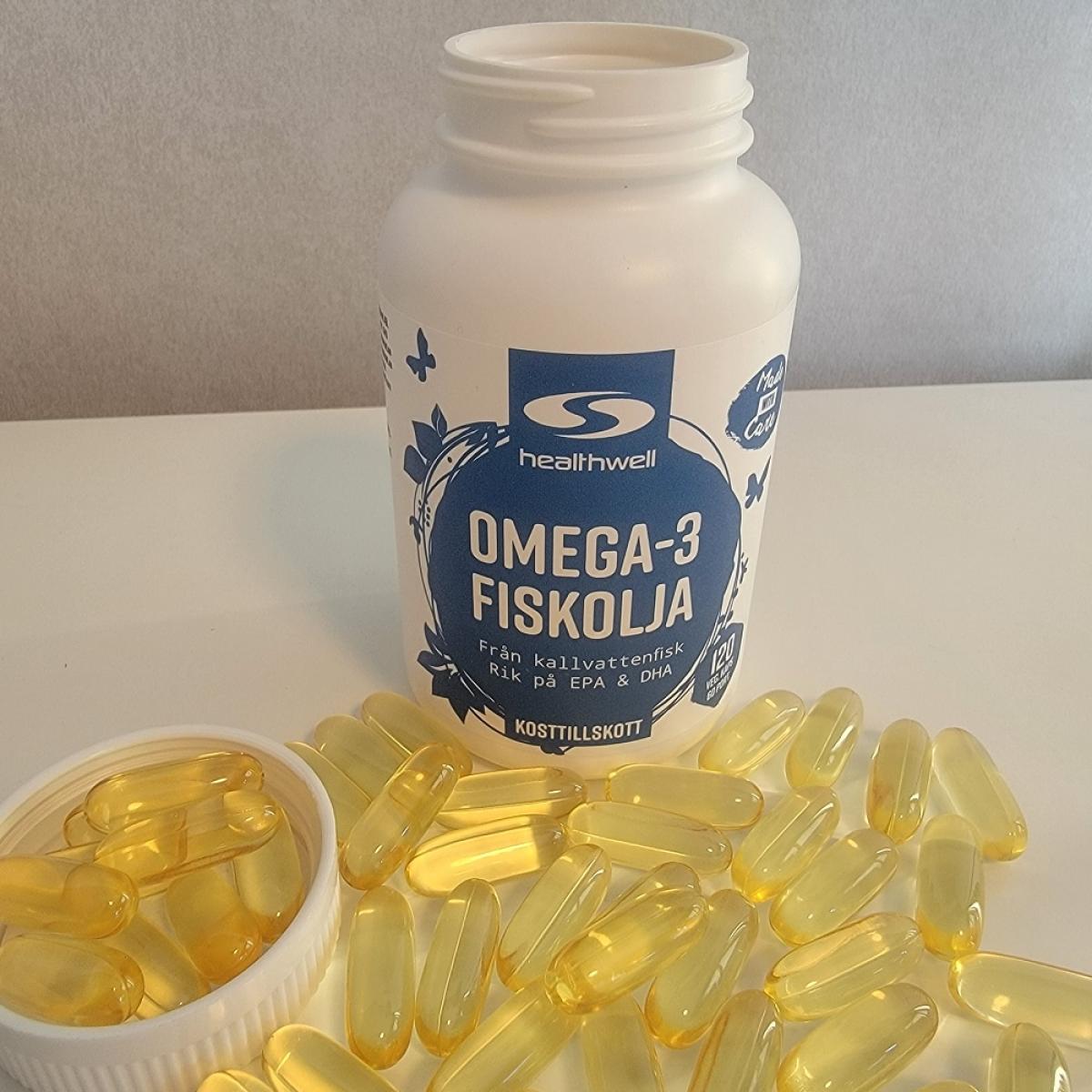 Healthwell Omega-3 Fiskolja fotograferad av oss under testet, öppen burk och kapslar